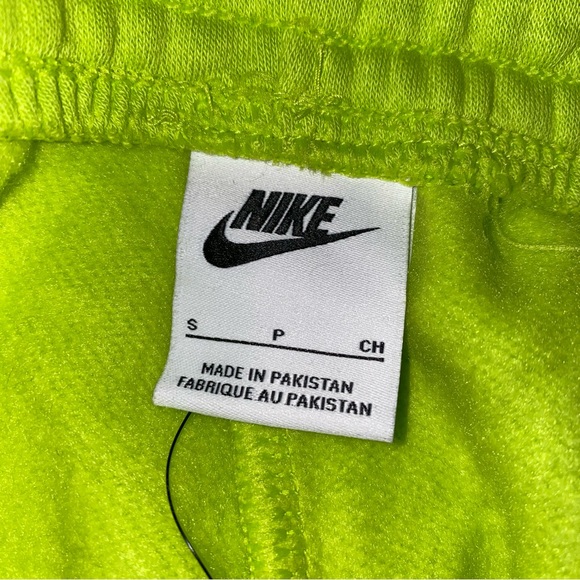 Nike Loose Fit High-Rise Green Sweat Shorts - Picture 3 of 4